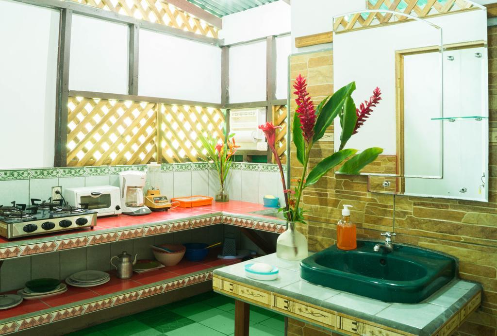 Hostal Cecilia Puerto Viejo de Talamanca Εξωτερικό φωτογραφία