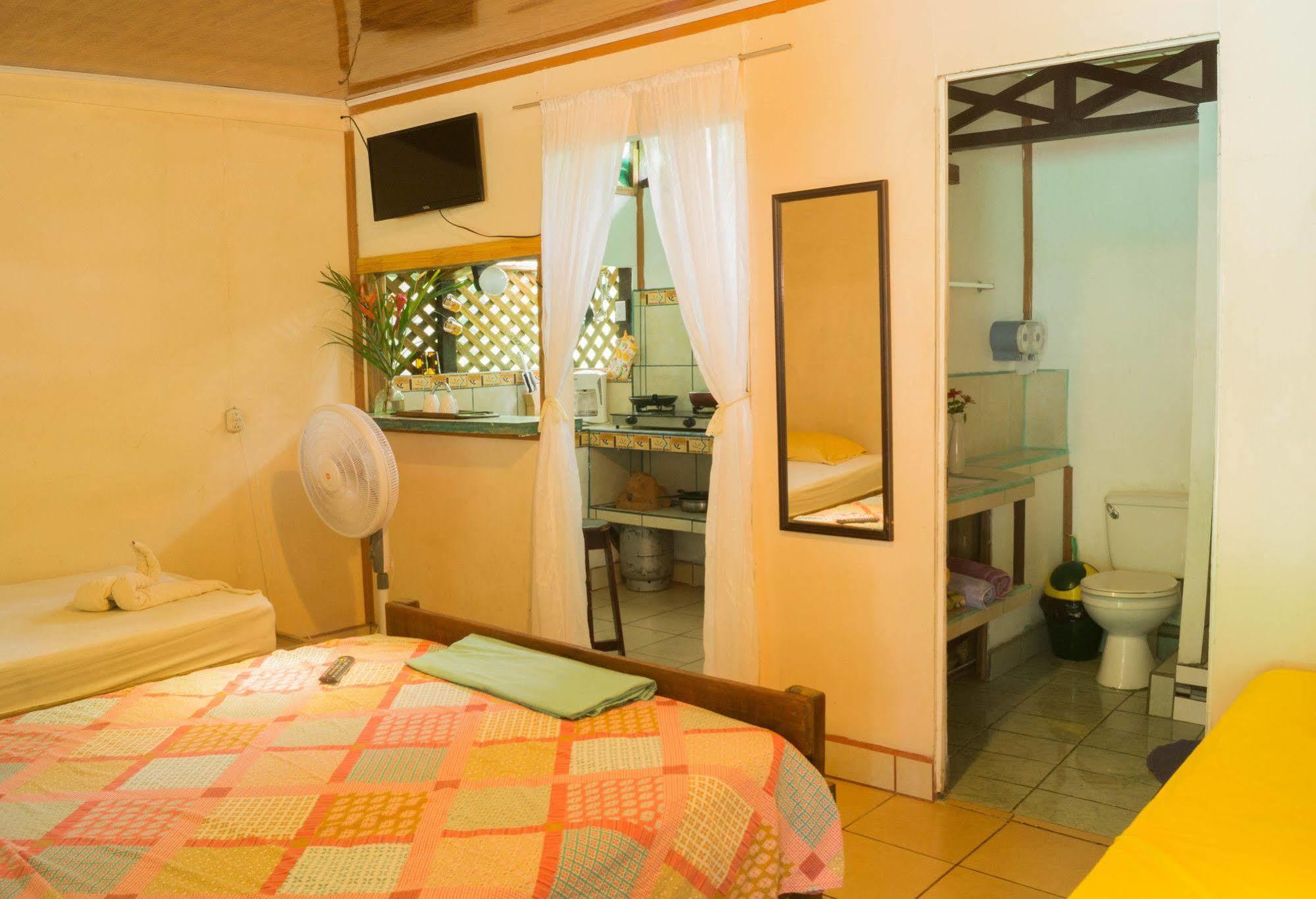 Hostal Cecilia Puerto Viejo de Talamanca Εξωτερικό φωτογραφία