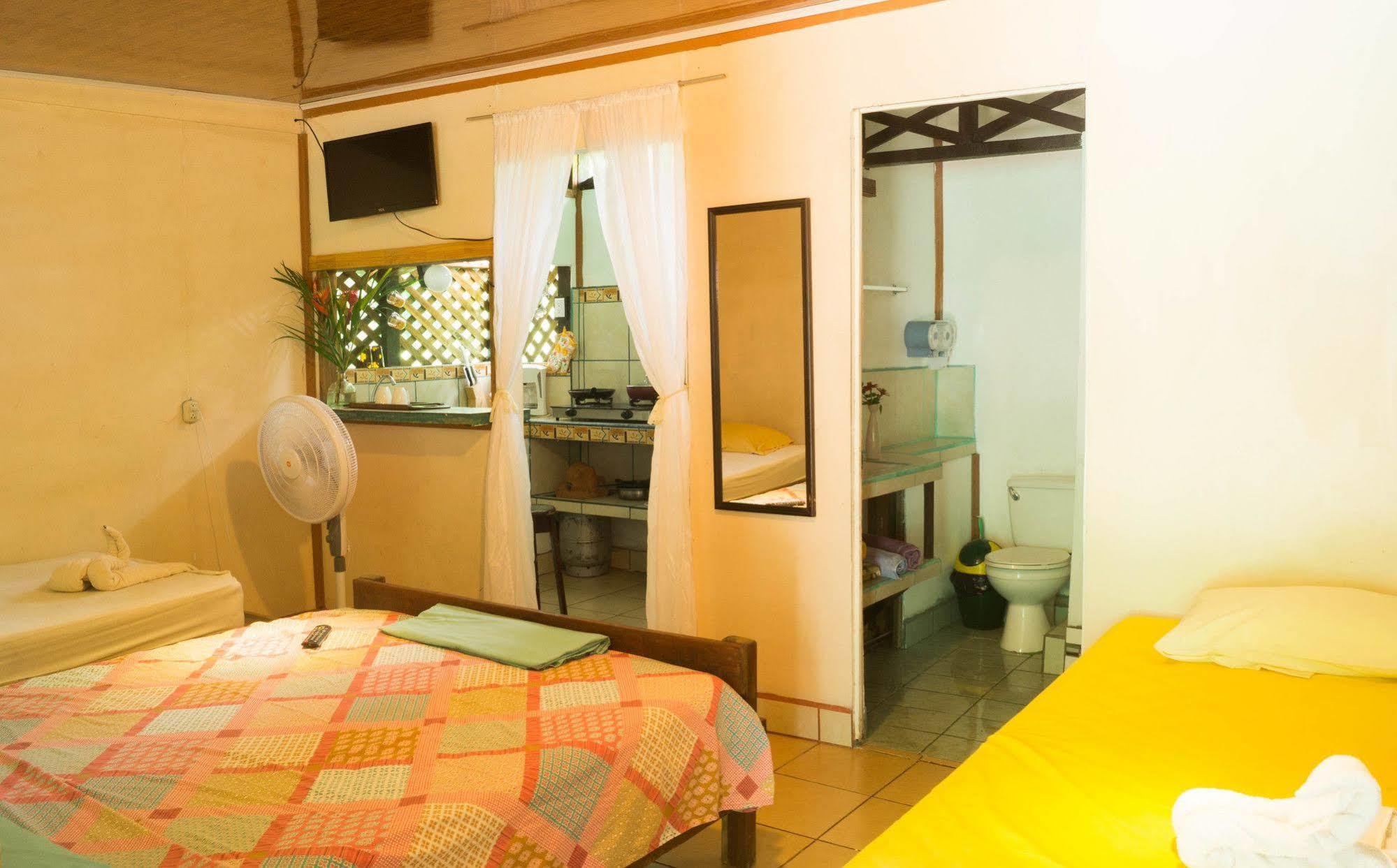Hostal Cecilia Puerto Viejo de Talamanca Εξωτερικό φωτογραφία